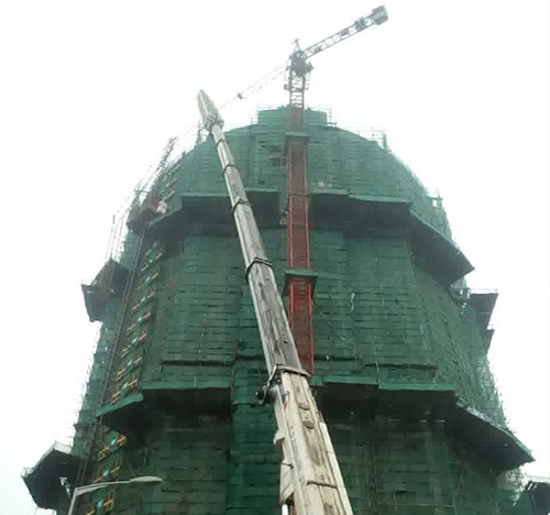 平舆吊车在工地上作业